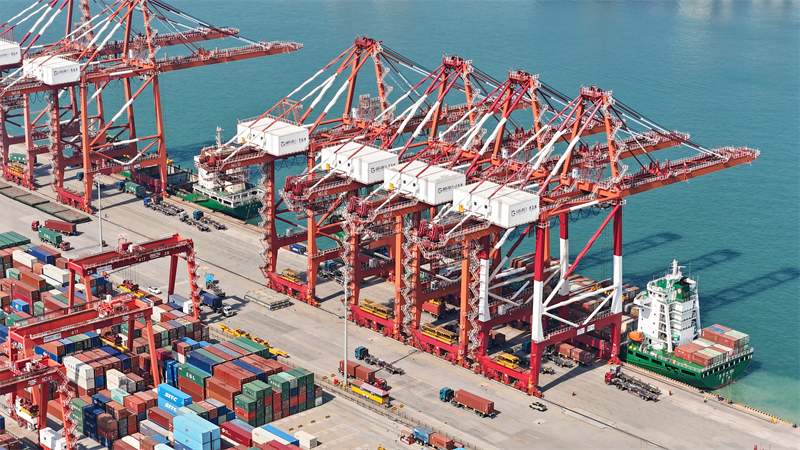 Shandong : les opérations du terminal portuaire de Qingdao battent leur plein