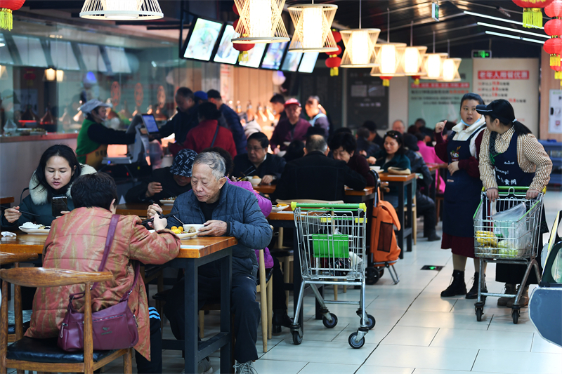 Un supermarché de Beijing ouvre une cafétéria pratique et abordable