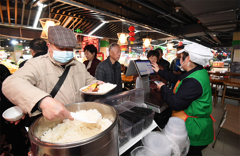 Un supermarché de Beijing ouvre une cafétéria pratique et abordable