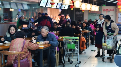 Un supermarché de Beijing ouvre une cafétéria pratique et abordable