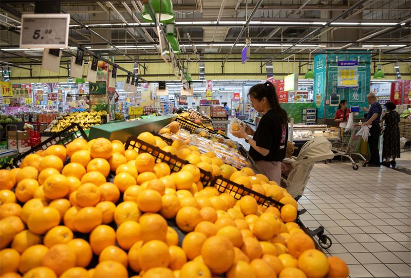 Photo d'archives d'une consommatrice choisissant des fruits dans un supermarché de la ville de Xinghua, dans la province chinoise du Jiangsu (est). (Photo : Zhou Shegen) 