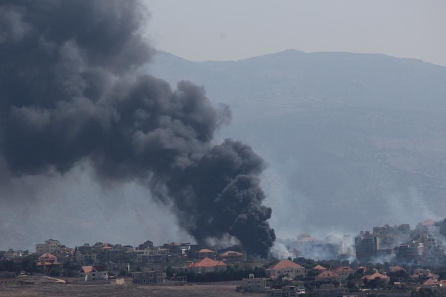 Photo prise le 7 octobre 2024 montrant la fumée causée par les frappes aériennes israéliennes à Kfar Hamam, au Liban. (Xinhua/Taher Abu Hamdan)