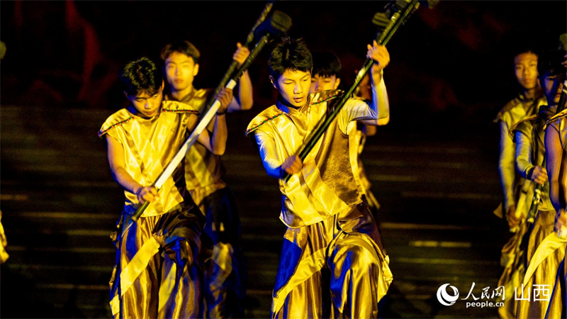 Shanxi : des fleurs de fer éblouissantes millénaires s'épanouissent la nuit à Situ