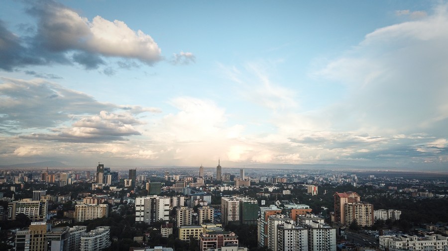 Photo prise le 3 avril 2024 montrant un coucher de soleil à Nairobi, au Kenya. (Xinhua/Han Xu)