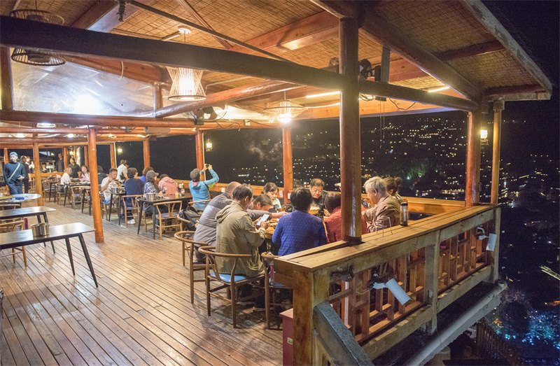 Guizhou : l'éblouissante vue nocturne du village Miao de Xijiang Qianhu