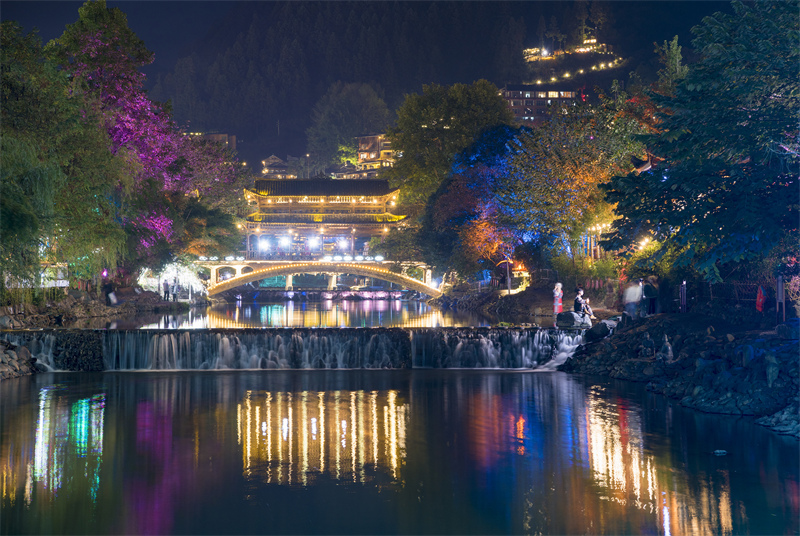 Guizhou : l'éblouissante vue nocturne du village Miao de Xijiang Qianhu