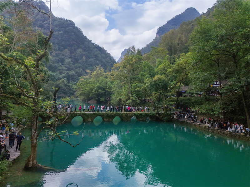 Guizhou : le site touristique de Xiaoqikong à Libo séduit les touristes