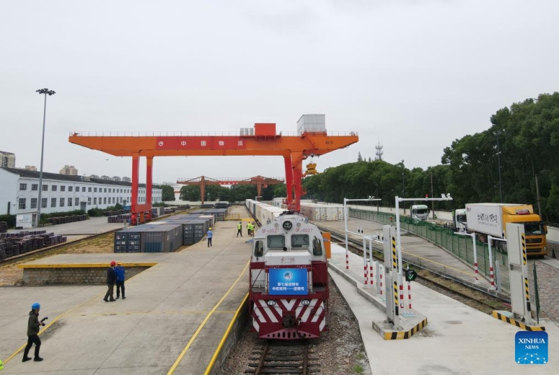 Le premier train de fret Chine-Europe « Jinbo » est arrivé à Shanghai