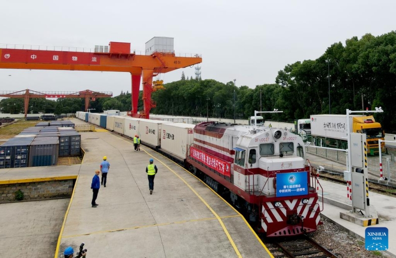 Le premier train de fret Chine-Europe « Jinbo » est arrivé à Shanghai