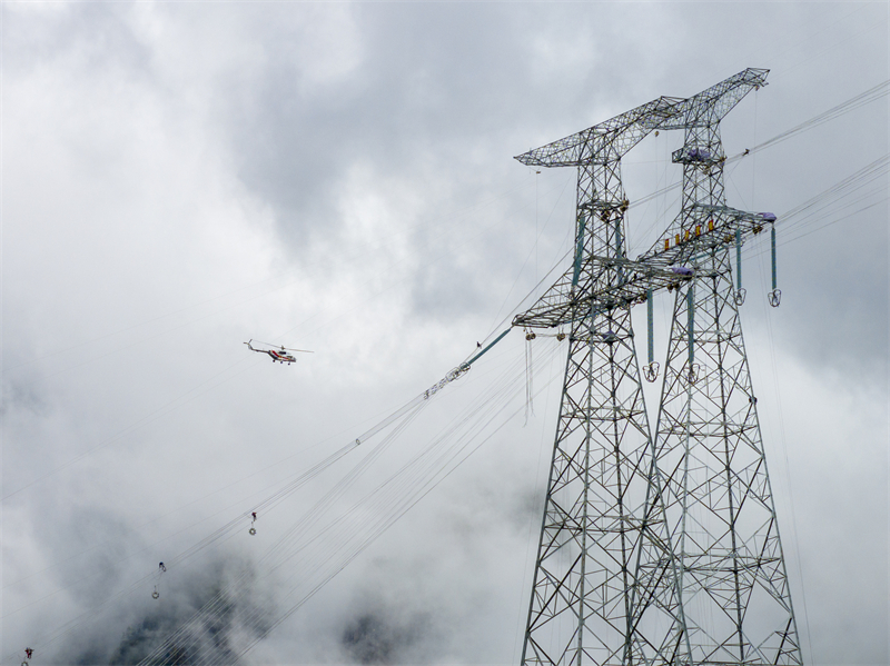 Sichuan : les ouvriers d'altitude de la ligne à ultra-haute tension Sichuan-Chongqing