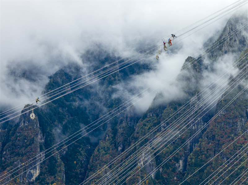 Sichuan : les ouvriers d'altitude de la ligne à ultra-haute tension Sichuan-Chongqing