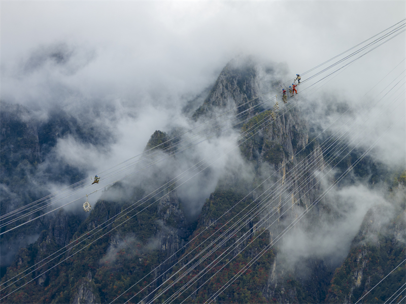 Sichuan : les ouvriers d'altitude de la ligne à ultra-haute tension Sichuan-Chongqing