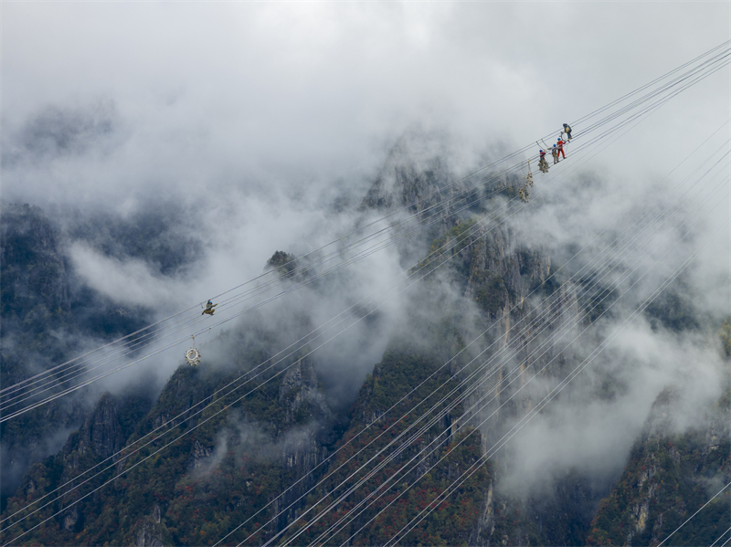 Sichuan : les ouvriers d'altitude de la ligne à ultra-haute tension Sichuan-Chongqing