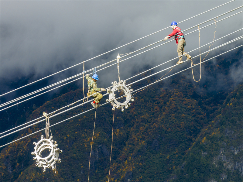 Sichuan : les ouvriers d'altitude de la ligne à ultra-haute tension Sichuan-Chongqing