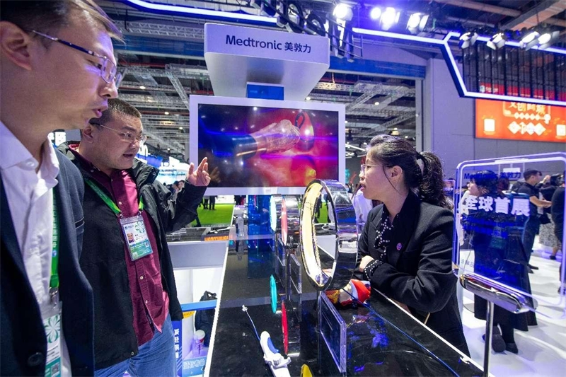 Des visiteurs découvrent le premier système d'ablation par champ pulsé au monde sur le stand de Medtronic lors de la 6e Exposition internationale de l'importation de Chine, le 6 novembre 2023. (Weng Qiyu / Pic.people.com.cn)