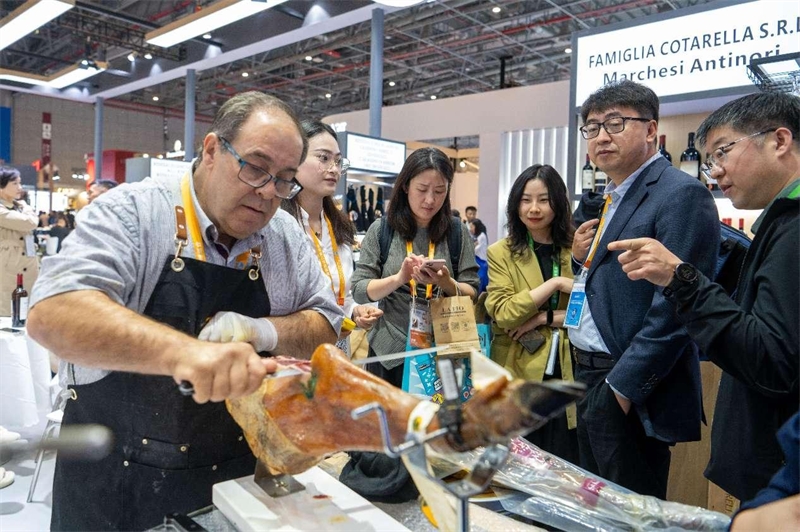 Le 7 novembre 2023, lors de la 6e CIIE, le jambon ibérique espagnol a incité les visiteurs à s'arrêter et à le déguster. (Weng Qiyu / Pic.people.com.cn)