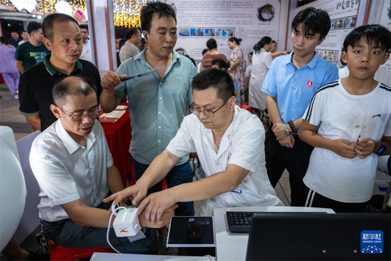 Pourquoi les « marchés nocturnes de médecine traditionnelle chinoise » sont-ils devenus si populaires ?