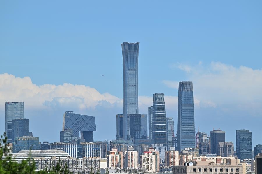 Photo de gratte-ciel du quartier central des affaires (CBD) prise depuis la colline Jingshan à Beijing, capitale chinoise, le 12 août 2024. (Photo : Li Xin)