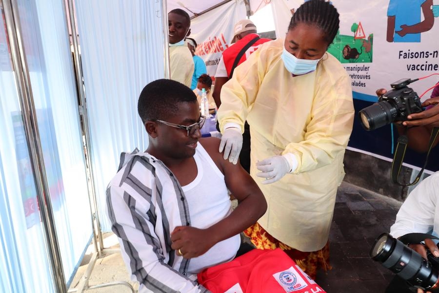 Un personnel de santé administre une dose de vaccin contre le mpox à un habitant dans un hôpital de Goma, dans la province du Nord-Kivu, en République démocratique du Congo (RDC), le 5 octobre 2024. (Xinhua/Alain Uaykani)