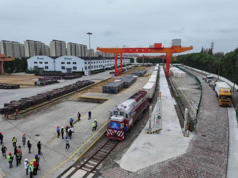 Le 20 octobre 2024, à Shanghai, le premier « China-Europe Express-CIIE » de cette année est arrivé au Centre logistique ferroviaire de Shanghai Gare de fret de Minhang - Ligne spéciale Zhongchu. Le train est parti d'Allemagne et transportait principalement des cosmétiques et des équipements mécaniques. (Shen Chunchen / Pic.People.com.cn)