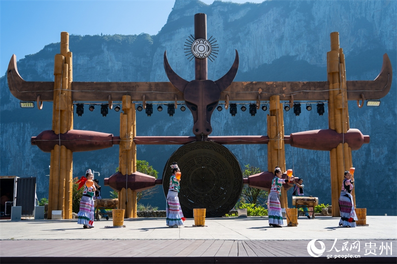 Guizhou : le village de Huawu accueille des visiteurs d'Asie-Pacifique avec ses paysages et ses coutumes folkloriques