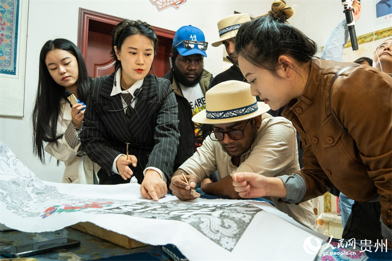 Guizhou : le village de Huawu accueille des visiteurs d'Asie-Pacifique avec ses paysages et ses coutumes folkloriques