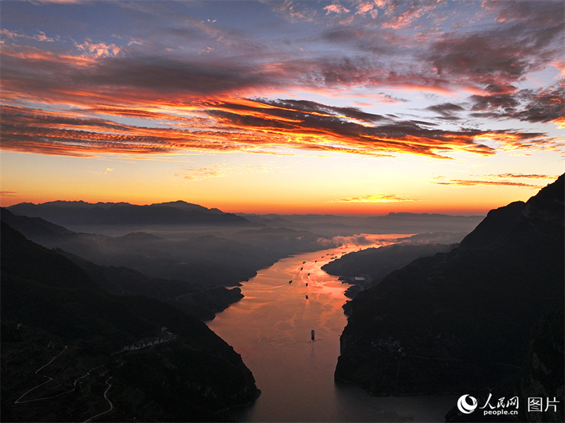 Hubei : le lever du soleil illumine le fleuve Yangtsé près du barrage des Trois Gorges