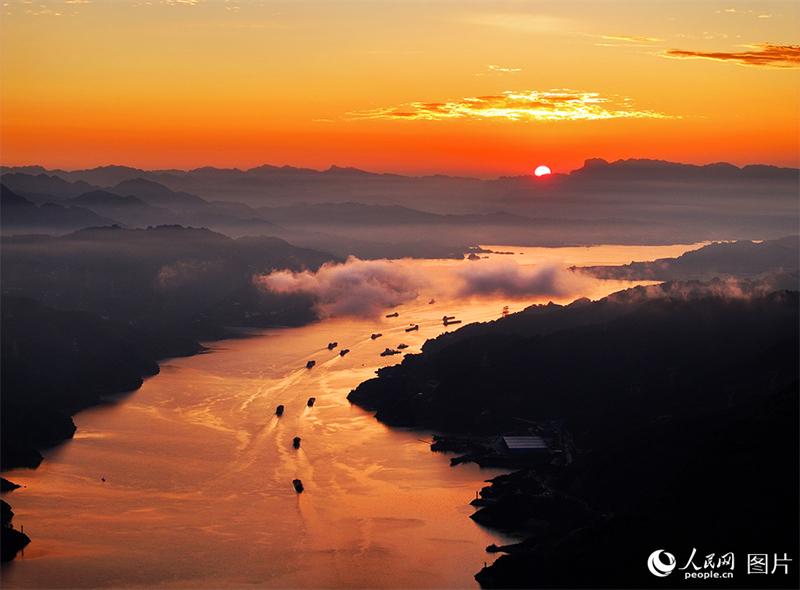 Hubei : le lever du soleil illumine le fleuve Yangtsé près du barrage des Trois Gorges