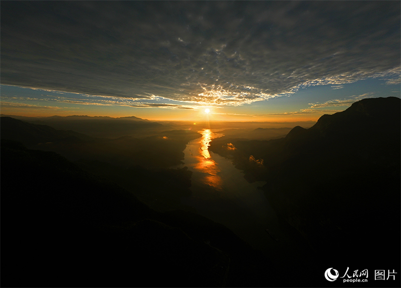 Hubei : le lever du soleil illumine le fleuve Yangtsé près du barrage des Trois Gorges