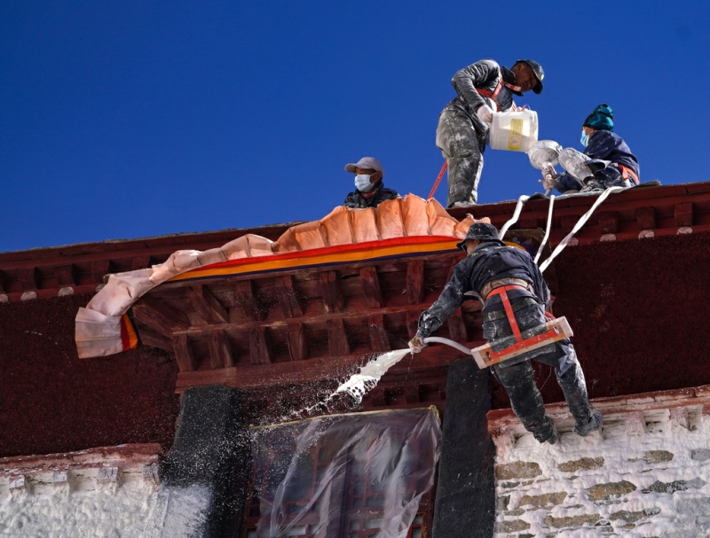 Xizang : la rénovation annuelle du Palais du Potala à Lhassa