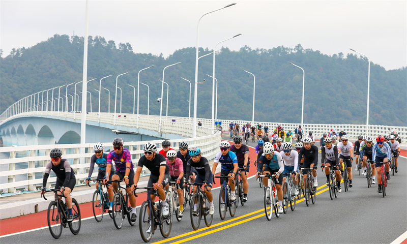 Zhejiang : début de la 18e course cycliste sur route du lac Qiandao de Chine à Chun'an