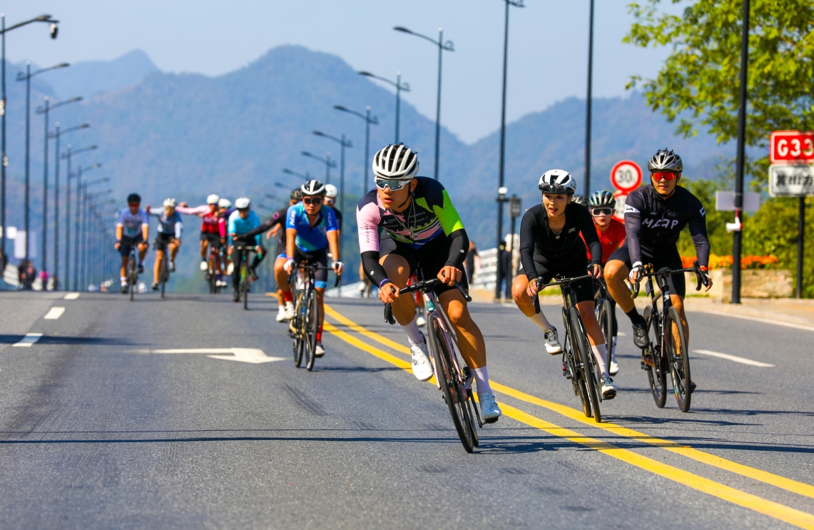 Zhejiang : début de la 18e course cycliste sur route du lac Qiandao de Chine à Chun'an