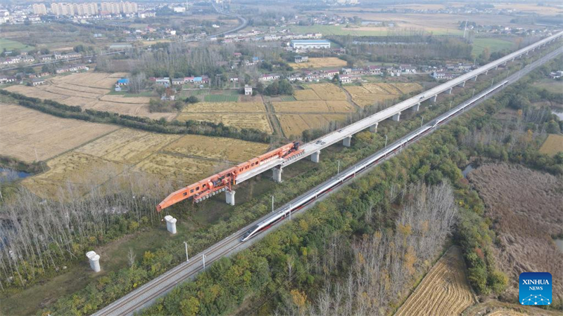 En photos : le site d'installation des poutres-caissons d'une ligne ferroviaire à grande vitesse dans l'est de la Chine