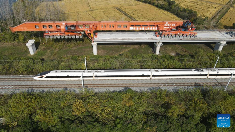 En photos : le site d'installation des poutres-caissons d'une ligne ferroviaire à grande vitesse dans l'est de la Chine