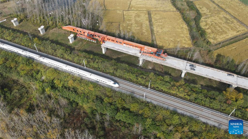 En photos : le site d'installation des poutres-caissons d'une ligne ferroviaire à grande vitesse dans l'est de la Chine