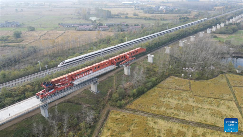 En photos : le site d'installation des poutres-caissons d'une ligne ferroviaire à grande vitesse dans l'est de la Chine