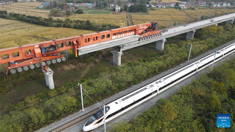 En photos : le site d'installation des poutres-caissons d'une ligne ferroviaire à grande vitesse dans l'est de la Chine