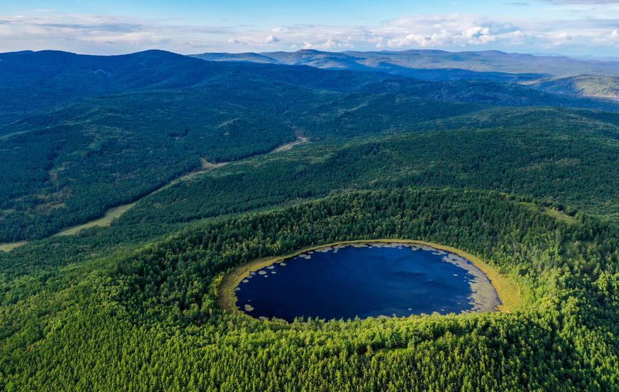 Photo prise par un drone montrant le paysage d'Arxan Tianchi (lac céleste), dans le Parc forestier national d'Arxan, dans la région autonome de Mongolie intérieure (nord de la Chine), le 21 août 2023. (Photo : Lian Zhen)