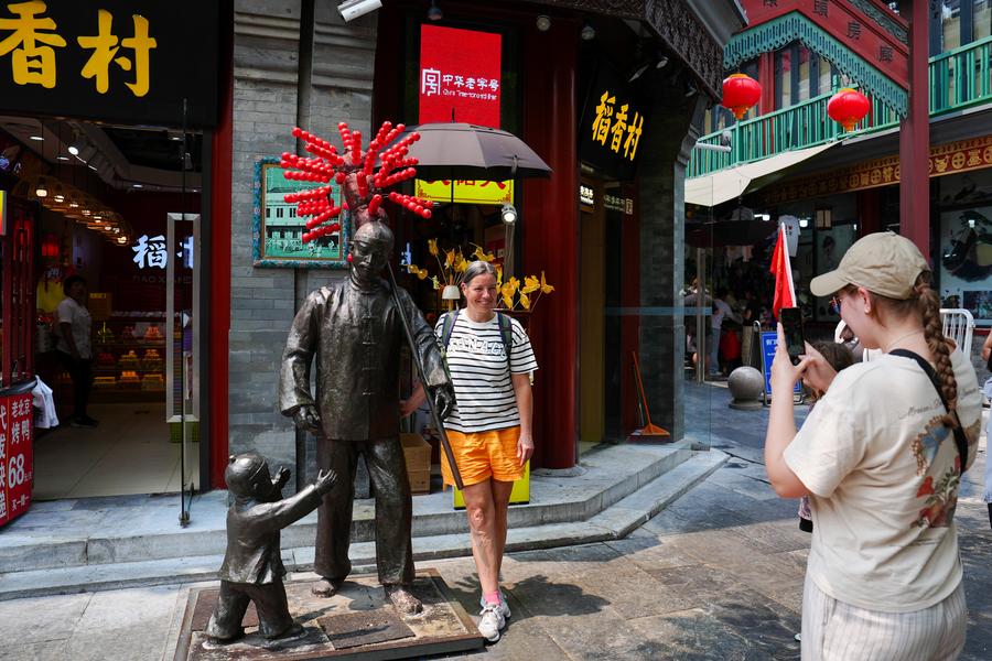 Une touriste suisse pose pour une photo à Beijing, capitale de la Chine, le 10 juin 2024. (Ju Huanzong / Xinhua)