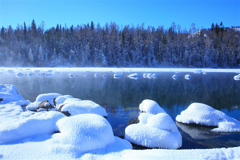 Xinjiang : à Altay, le lac Kanas est aussi beau qu'un pays des fées après la neige