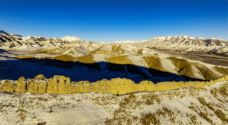 Gansu : le magnifique paysage de la Grande Muraille Ming des monts Wushaoling à Tianzhu