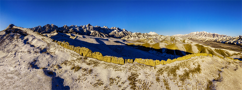 Gansu : le magnifique paysage de la Grande Muraille Ming des monts Wushaoling à Tianzhu