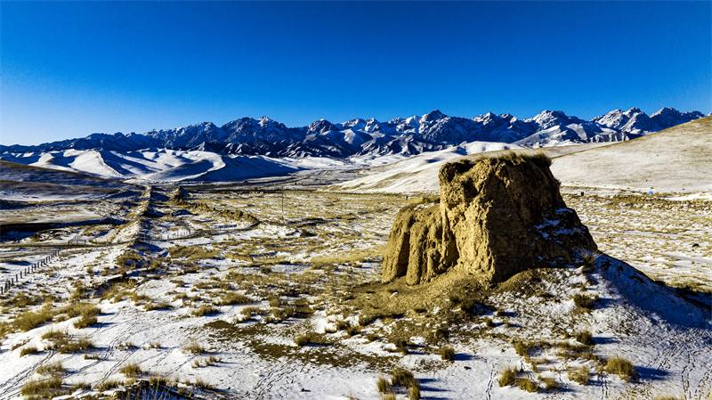 Gansu : le magnifique paysage de la Grande Muraille Ming des monts Wushaoling à Tianzhu