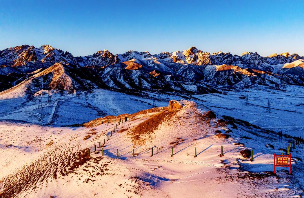 Gansu : le magnifique paysage de la Grande Muraille Ming des monts Wushaoling à Tianzhu