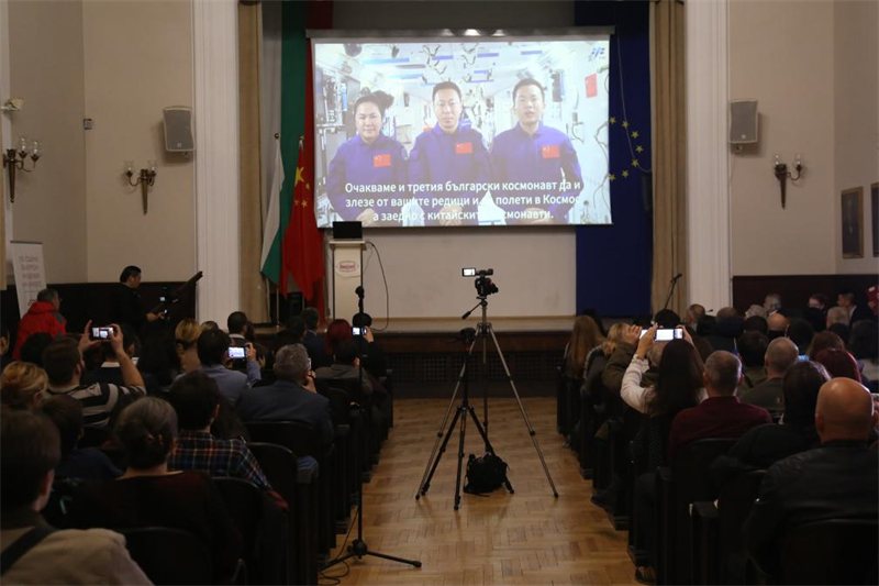 Des taïkonautes chinois dialoguent depuis l'espace avec des jeunes Bulgares