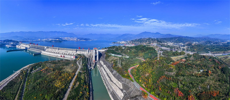 Hubei : la beauté écologique du barrage des Trois Gorges à Yichang