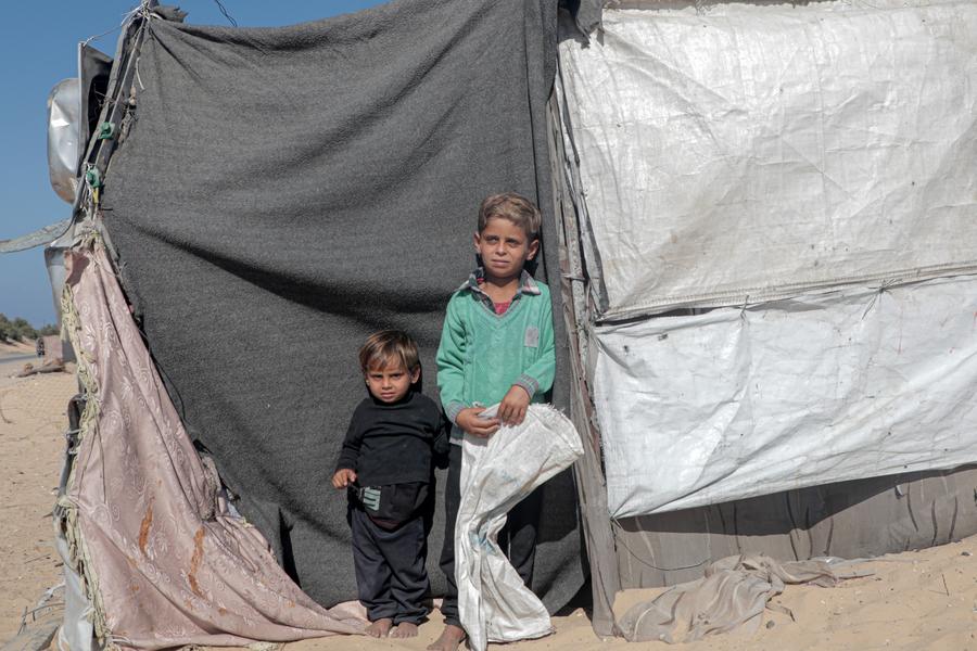 Des enfants déplacés se tiennent près d'une tente dans le nord-ouest de Khan Younès, dans le sud de la bande de Gaza, le 12 novembre 2024. (Xinhua/Rizek Abdeljawad)