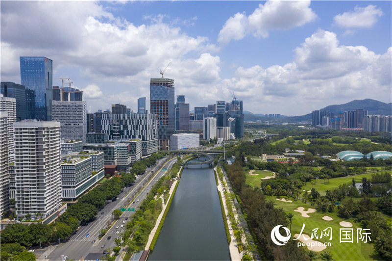 Guangdong : des journalistes chinois et étrangers découvrent le corridor écologique de la rivière Dasha, une nouvelle carte de visite pour le développement écologique vert de Shenzhen