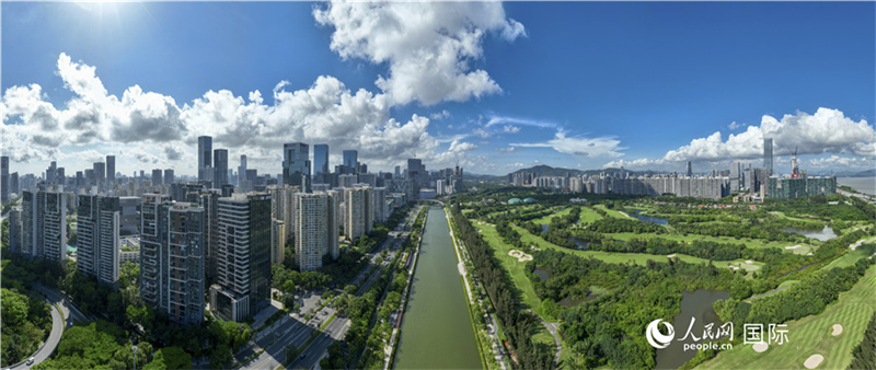 Guangdong : des journalistes chinois et étrangers découvrent le corridor écologique de la rivière Dasha, une nouvelle carte de visite pour le développement écologique vert de Shenzhen