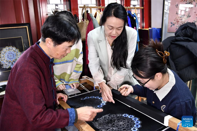 Histoire en photos d'une héritière de la broderie de Beijing